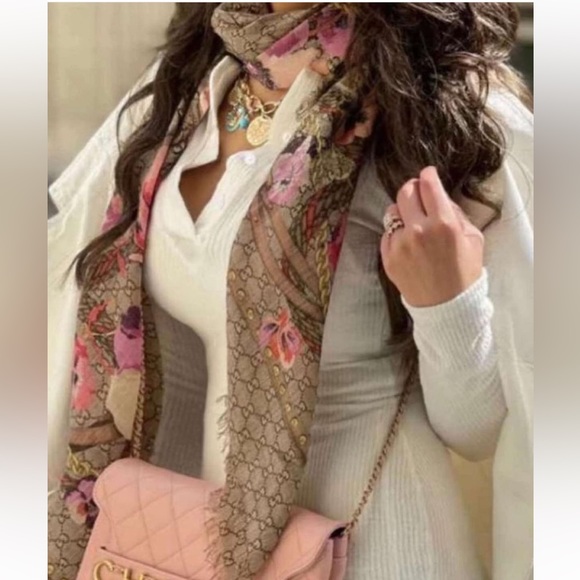 Gucci signature with pink flowers .so trndey and new with box and tag - Picture 1 of 3